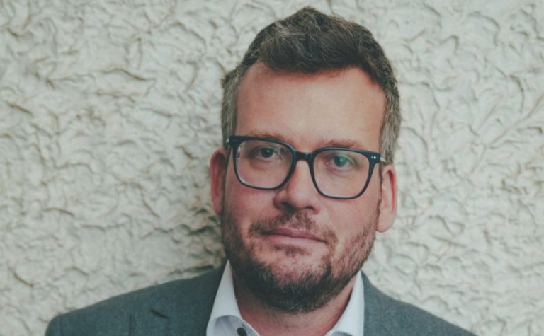 Escritor best-seller volta à ficção com história em Hollywood