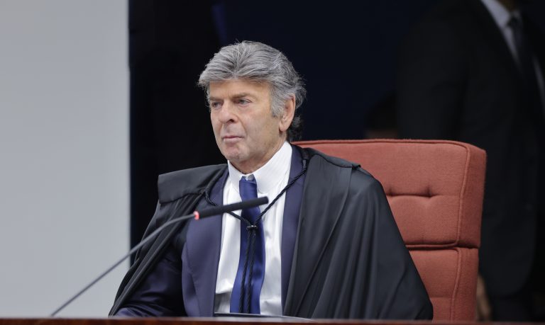 Fux suspende decisão de Dino que restabelecia posts de Nossa Senhora