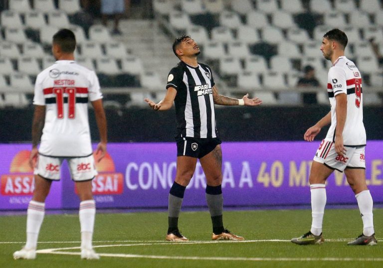 Botafogo marca no fim, derrota o São Paulo e joga pressão em Ceni