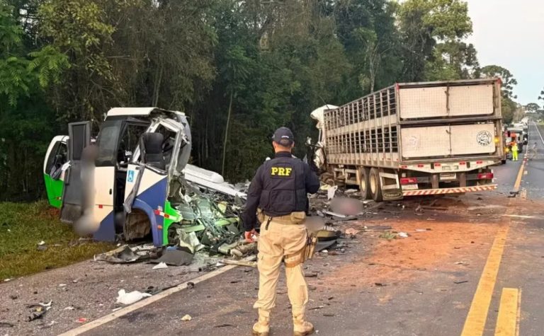 Acidente entre micro-ônibus e carreta deixa 23 mortos no Paraná
