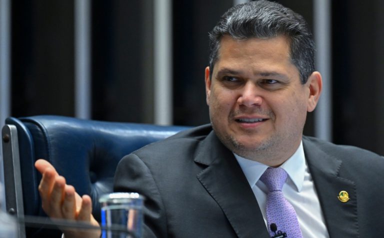 Alcolumbre envia PEC do fim da escala 6×1 para CCJ do Senado