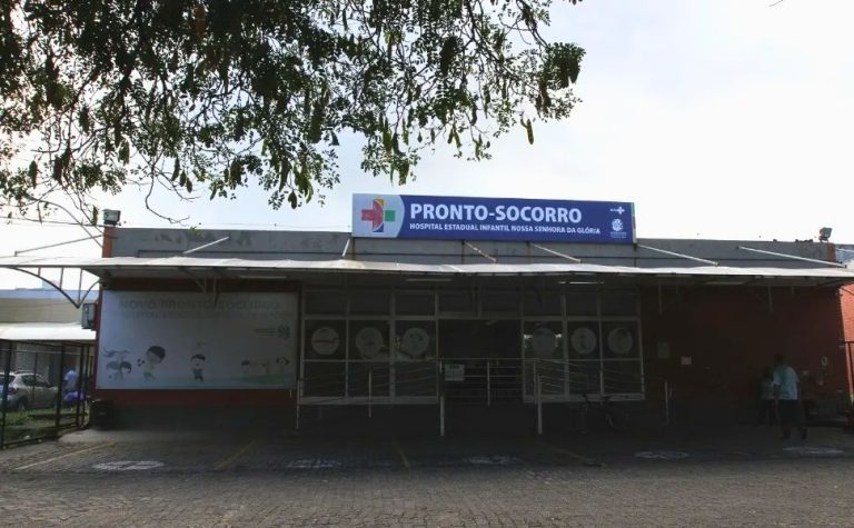 Bebê de dois meses sofre hemorragia após ser atingido durante agressões à mãe