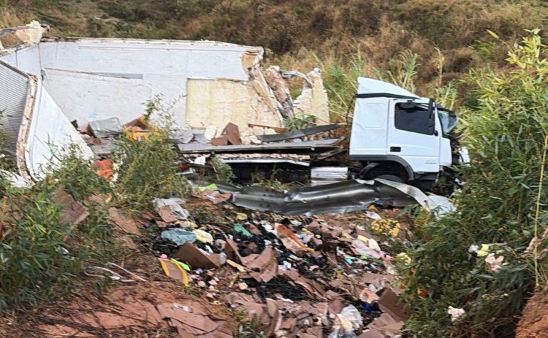 Caminhoneira de Cariacica e filha de 2 anos ficam feridas durante acidente em MG