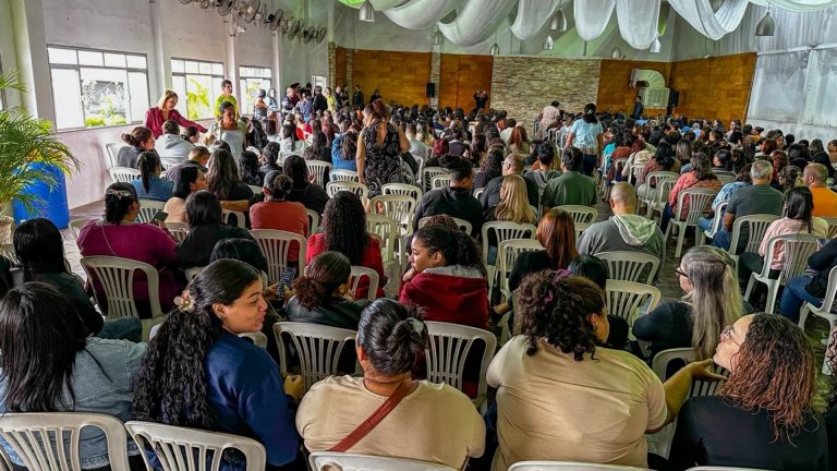 Cariacica propõe reajuste salarial de 17% para profissionais da educação