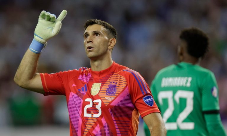 Chelsea acerta compra de Dibu Martinez por R$ 52 milhões, diz jornal