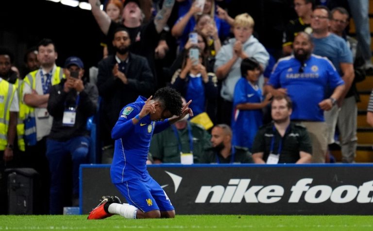 Chelsea bate Luton Town, conta com Estêvão e avança na Copa da Liga