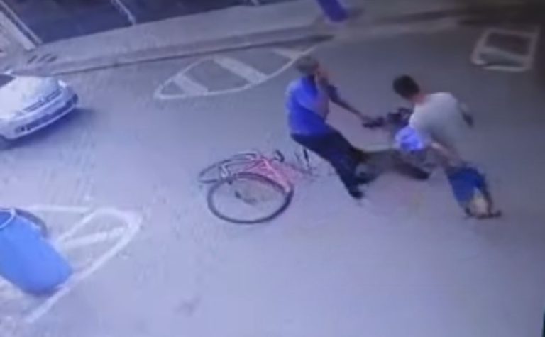 Ciclista morre após se desequilibrar e bater cabeça em caminhão no Sul do ES