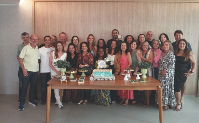 Colegas de turma têm encontro emocionante 40 anos após formatura
