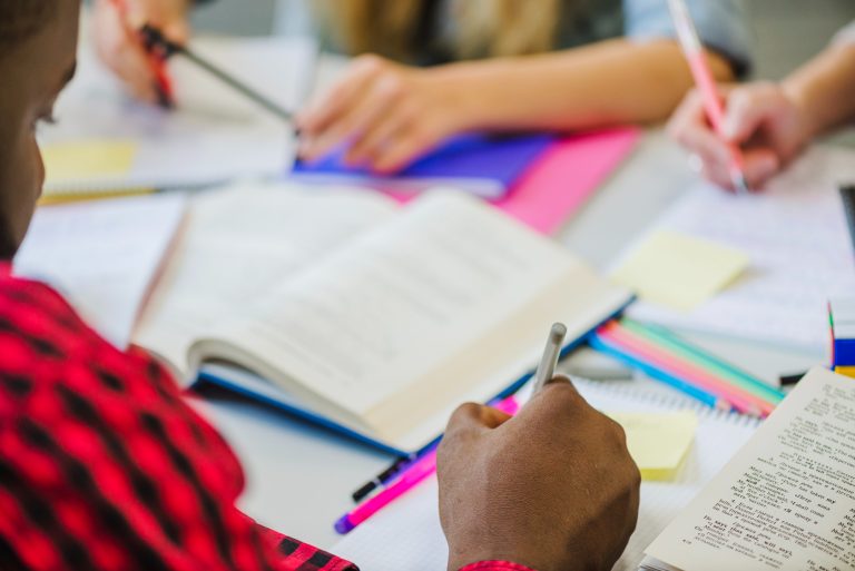 Concursos em Educação abrem milhares de vagas; confira as oportunidades