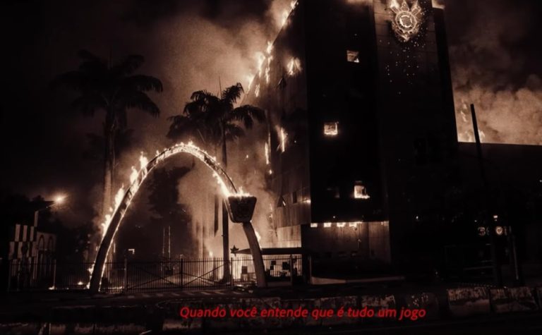 Corinthians multa Memphis Depay por imagens do Parque São Jorge em chamas