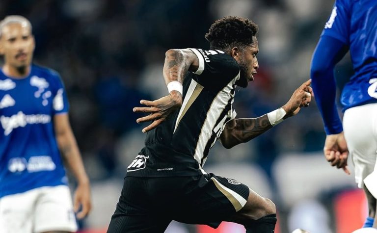 Cruzeiro e Atlético-MG empatam em noite de golaços e queda feia no Mineirão