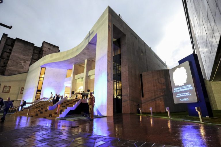 Deputados atuam no social, mas priorizam homenagens em vez de educação e segurança