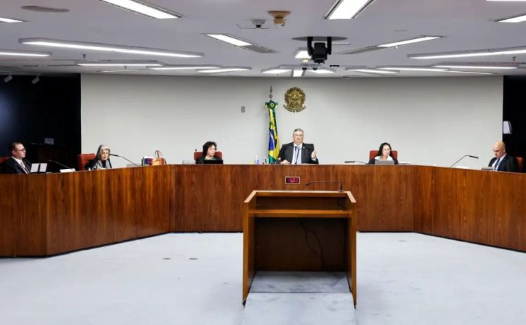 Dino e Moraes defendem rediscutir dispensa de diploma para jornalista