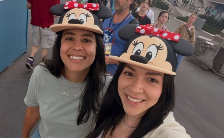 Discreta, filha do cantor Leonardo se declara para namorada