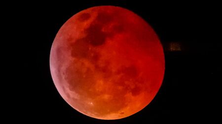 Eclipse lunar quase total terá observação gratuita em Olinda