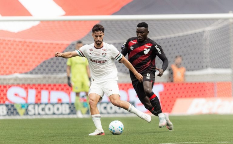 Em jogo de seis gols, Athletico-PR e Fluminense empatam por 3 a 3