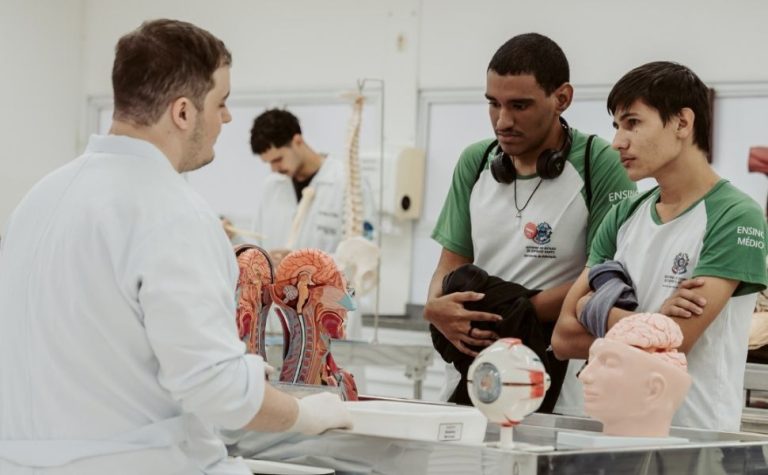 Feira das Profissões Multivix leva experiência de carreira a alunos em Cariacica