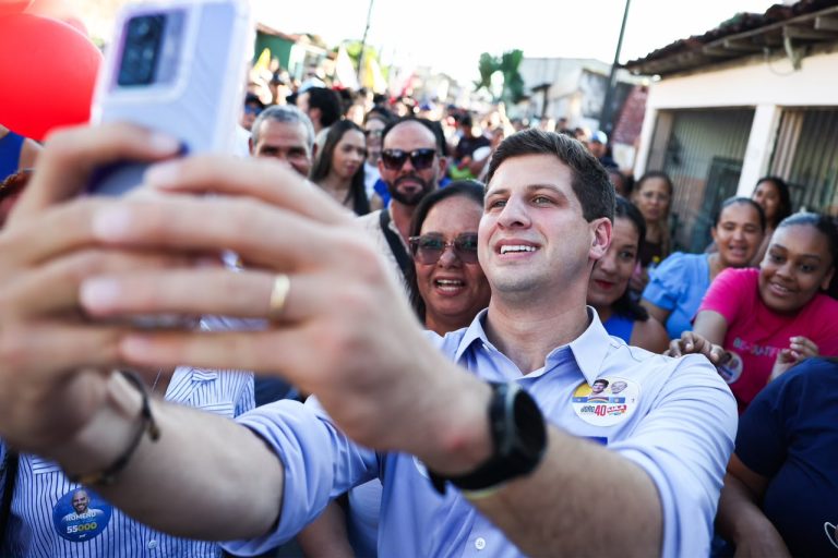 João Campos critica uso de avião oficial e promete IPVA zero