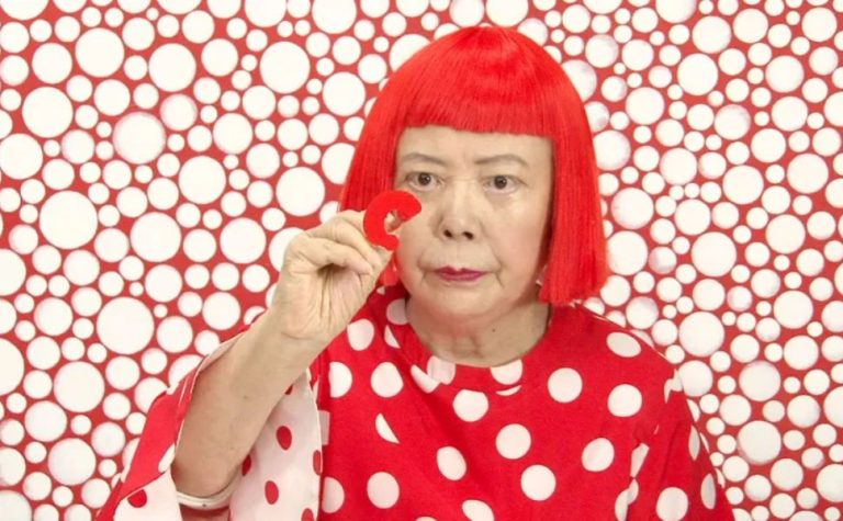 Morre Yaoyoi Kusama, artista japonesa rainha das bolinhas, aos 97 anos