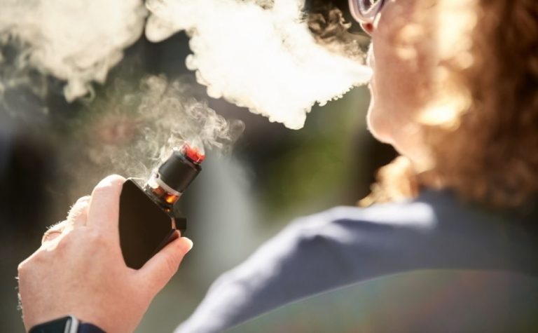 Na onda dos vapes, geração Z fuma mais e pode pressionar gastos com saúde