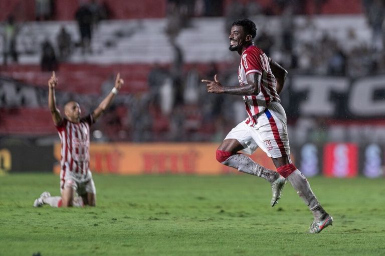 Náutico vence o Ceará na chuva e respira na Série B