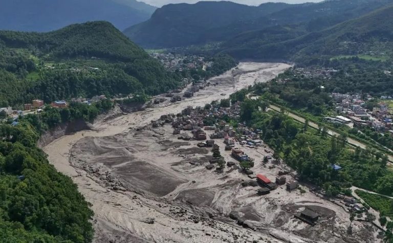 Novo rompimento de lago ameaça operações de resgate no Nepal; mortos vão a 543