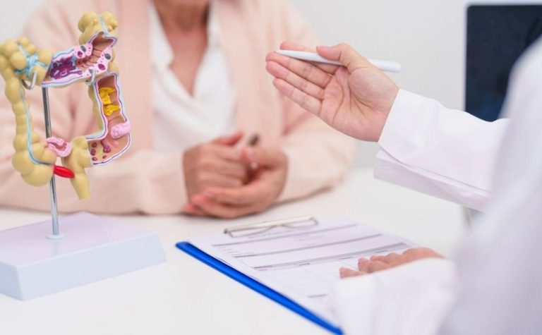 Pacientes com câncer colorretal têm medicamento aprovado pela Anvisa