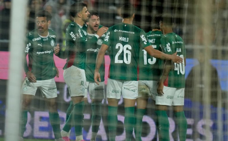 Palmeiras supera Cerro no Paraguai com raça e vai às quartas