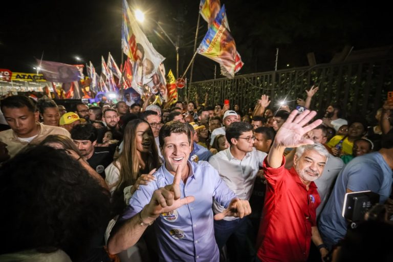 “Pode deixar que eu sei resolver”, diz João Campos em caminhada