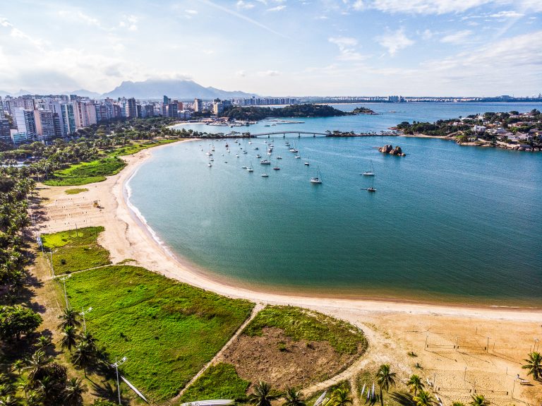 Prefeitura multa Cesan em R$37 milhões por esgoto em praias; companhia vai recorrer