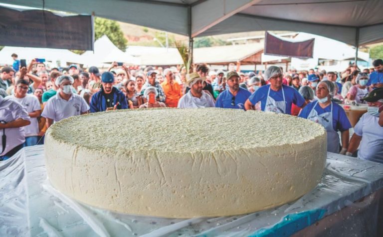Queijo de 1,5 tonelada é atração em festa rural no Caparaó