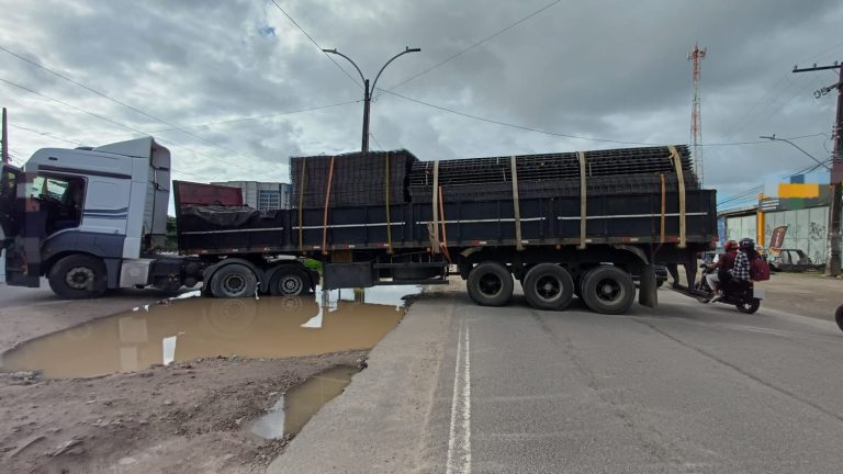 Recife: BR-101 tem trânsito afetado por carreta atravessada e colisão entre motos