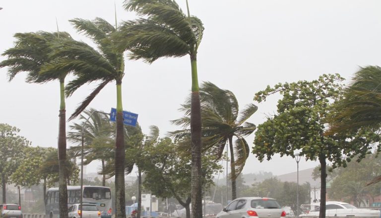 Frente fria deve trazer ventos de até 70 km/h para o ES no fim de semana