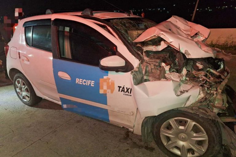 Taxista fica ferido em colisão com caminhão na BR-232