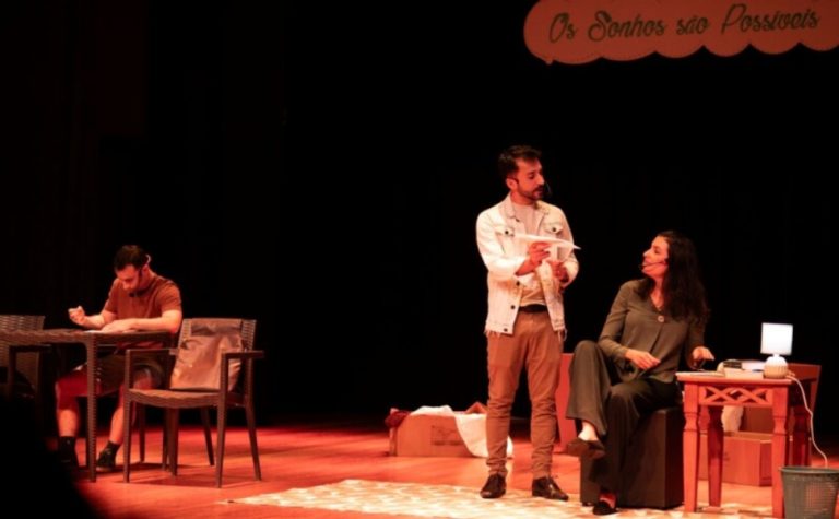 Teatro com lições de educação financeira incentiva alunos a realizar sonhos