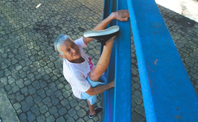 “Temos que deixar a preguiça de lado”, diz idosa de 84 anos