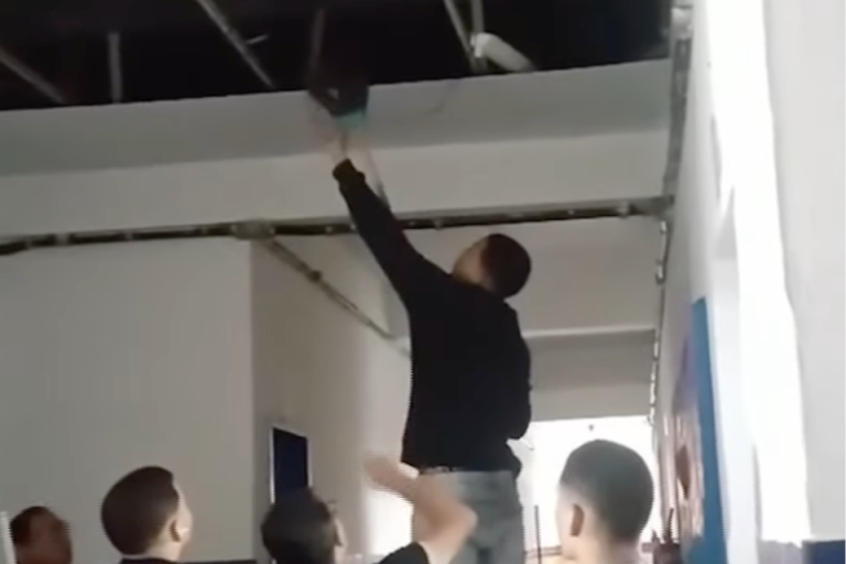 Teto de escola estadual no Recife cai durante dia de aula