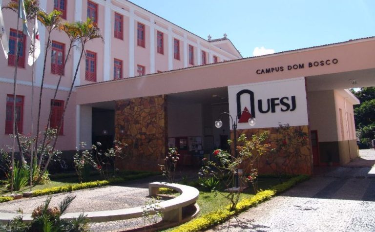 Universidade Federal abre concurso com 12 vagas e salários de até R$ 13,7 mil