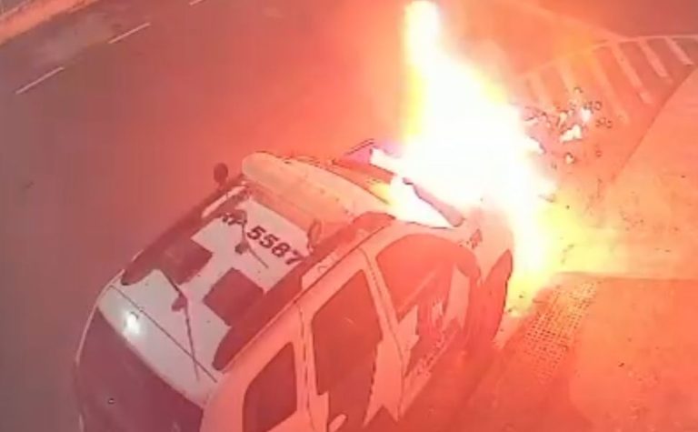 VÍDEO | Viatura da PM pega fogo após suspeito colocar explosivo no capô