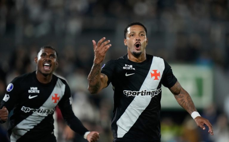 Vasco vira sobre o Olimpia, goleia fora de casa e avança às quartas