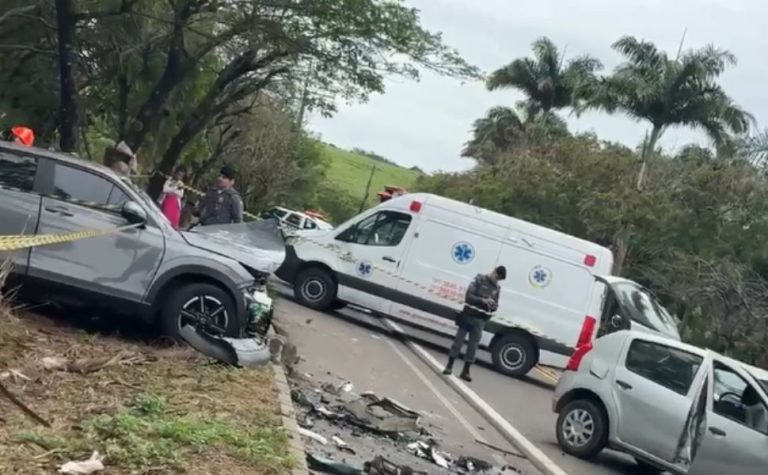 Acidente com dois carros mata duas mulheres e deixa criança ferida em Anchieta