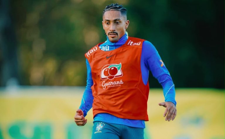 Ancelotti testa Raphinha como falso 9 em treino da seleção