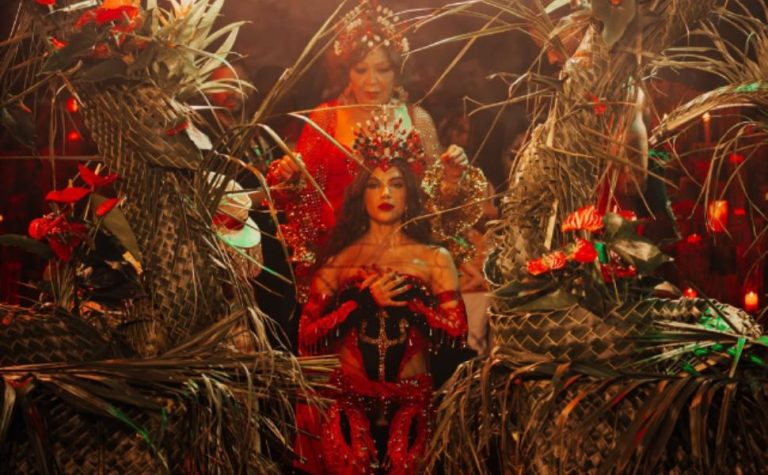 Anitta é coroada rainha de bateria da Grande Rio; veja como foi