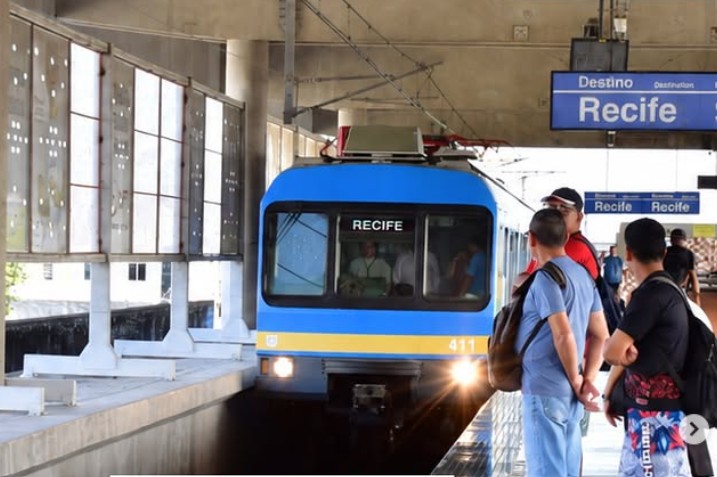 Árvore derruba rede elétrica e paralisa Linha Centro do Metrô
