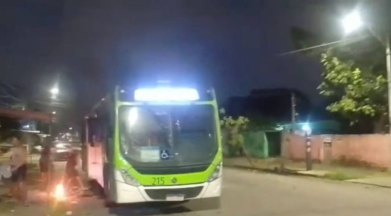 Ataque armado em Olinda: criminosos rendem motorista e ateiam fogo em ônibus