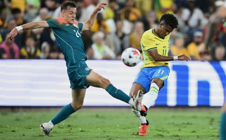Brasil marca no último lance e evita vexame contra a Austrália