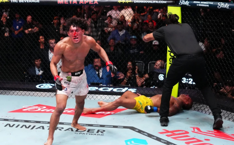 Brasileiro desmaia e deixa octógono de maca após luta do UFC em Las Vegas