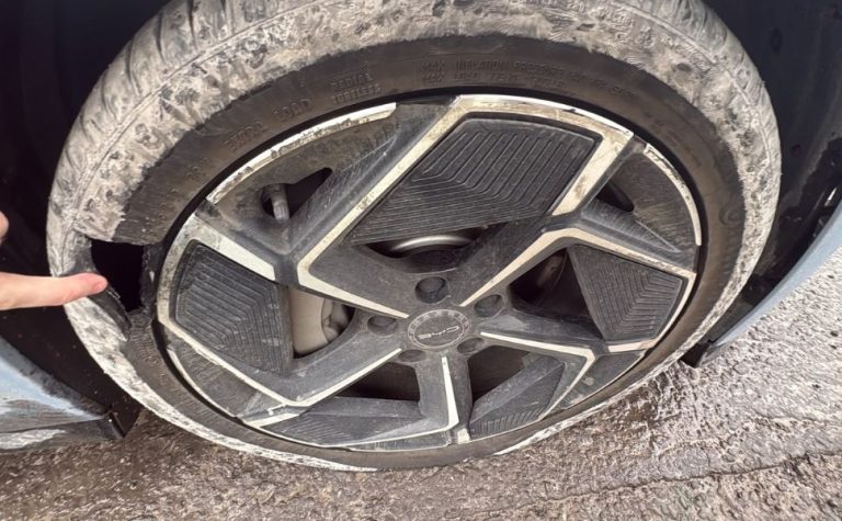 Buraco em rodovia fura pneus de quatro carros em curto período de tempo