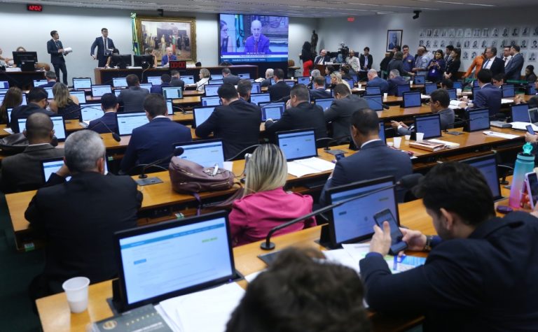 Comissão do Senado aprova fim da escala 6×1