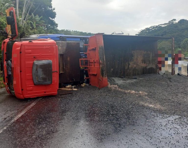 Caminhão tomba na BR-101 no Cabo e bloqueia trânsito no sentido Recife